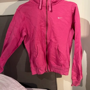Rosa Nike tröja - Rosa luvtröja från Nike. Storlek S, fint skick! Köpare står för frakt.
