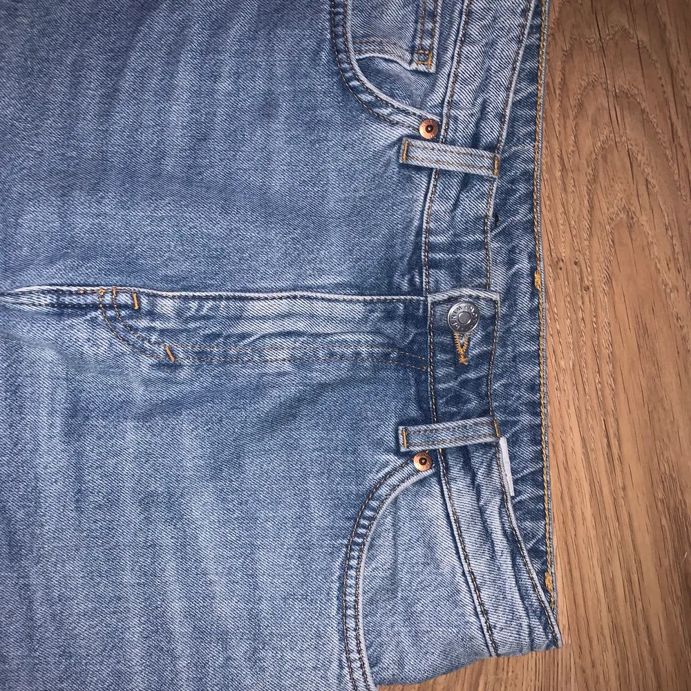 Säljer mina Yoko jeans från monki, kommer aldrig till användning längre. Köparen står för frakt!. Jeans & Byxor.