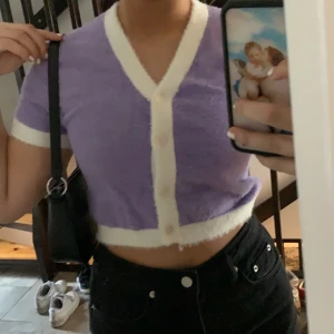 Vit & lila blus från shein - tyckte inte den passade just mig. skön och ganska varm använt 2 ggr (bra skick) dock håller lappen på att ramla av😄  strl M funkar helt okej för folk som har S. Köparen betalar för frakt💗