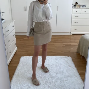 Beige mom denim kjol  - Säljer den här jeanskjolen i beige storlek 36. Nypris 399, säljer för 150.