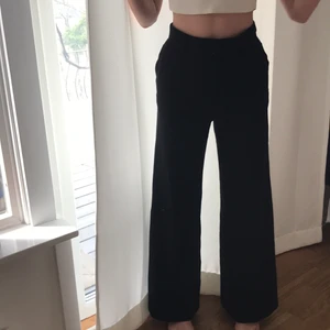 Weekday kostymbyxor - Vida kostymbyxor från Weekday! Storlek 34. Jättefin kvalite och väldigt sköna, har dock ett hål vid dragkedjan (skriv för bild)