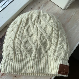 Mössa - Säljer denna super coola mössa som har inbyggda hörlurar så man kan koppla musik via bluetooth. Den är alltså trådlös och man får med laddare såklart. Om man inte vill använda hörlurarna så kan man ju bara använda mössan som den är då den är otroligt skön och snygg. 