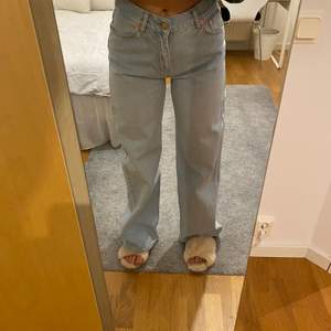 Vida jeans från Junkyard som tyvärr inte sitter så bra på mig. Skitsnygga dock! Dem är i storlek 28.