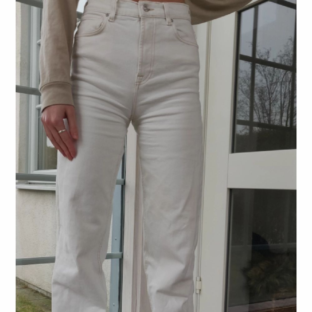 Superfina jeans från Mango i storlek 34, köpte för ca 600 på originalpris. Väl använda och i mycket bra skick. Första bilden visar jeansen verkliga färg. . Jeans & Byxor.
