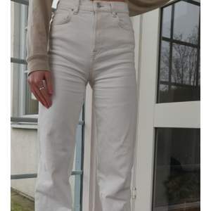 Superfina jeans från Mango i storlek 34, köpte för ca 600 på originalpris. Väl använda och i mycket bra skick. Första bilden visar jeansen verkliga färg. 