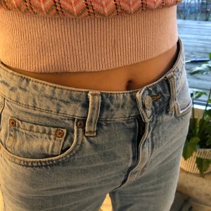 Jeans Weekday - Säljer dessa ascoola jeans från weekday! W: 25 L:32. Lite skrynkliga på bilden men om det behövs fler bilder så skriv!