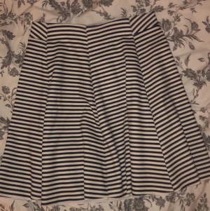 Bershka-kjol🥰 - Jättefin vit/marinblå kjol från Bershka🥰 Den är i storlek S men den passar jättebra på mig som har xs🎀 inga hål eller fläckar vad jag kan se✨