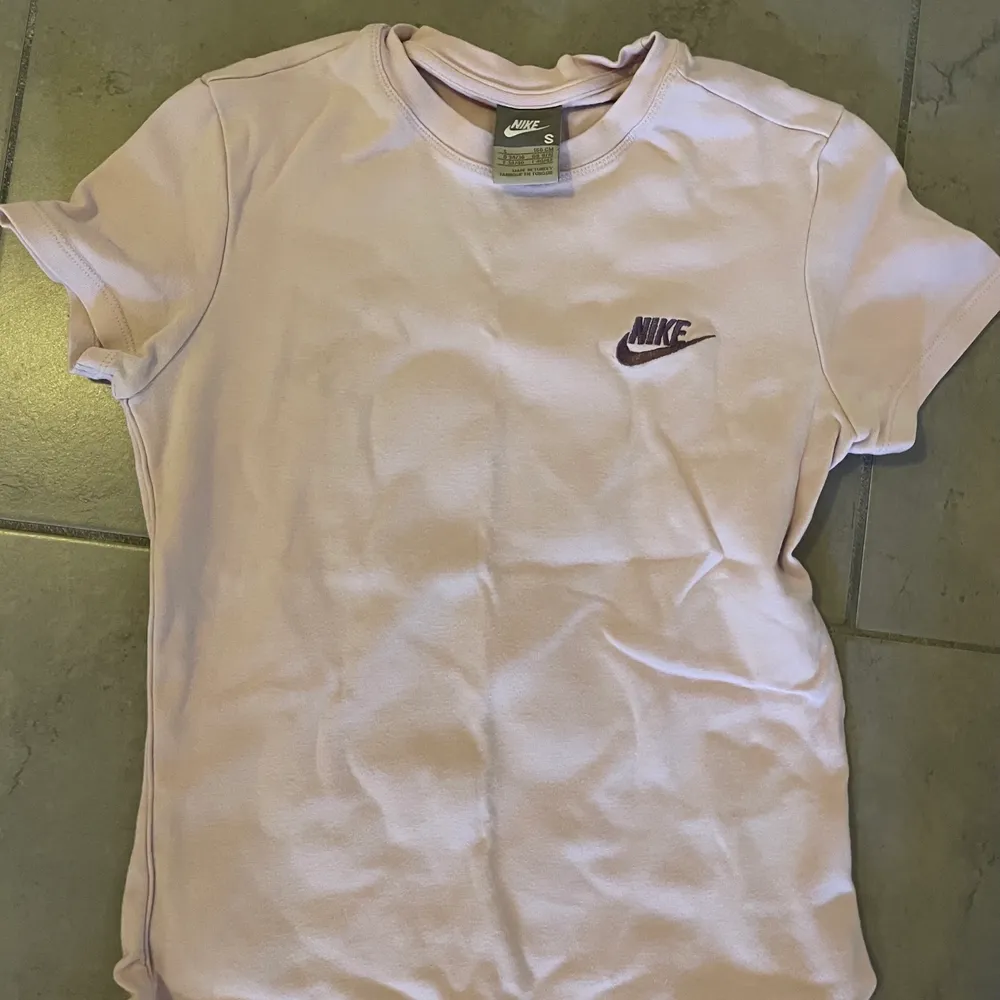 En jättefin tshirt från Nike i en ljuslila färg 👌. T-shirts.