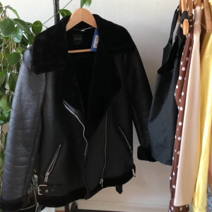 svart fodrad skinnjacka - jättefin skinnjacka som jag har köpt från sellpy men passade inte mig tyvärr så jag säljer vidare den, den är i jättebra skick, syns alltså inte att den är använd🖤