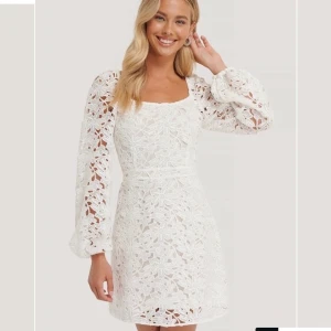 Vit klänning NA-KD - Vit klänning från na-kd som är helt oanvänd och har prislappen kvar. Den perfekta klänningen till studenten eller skolavslutningen! Säljer pga att jag hittat en klänning som jag gillar mer.