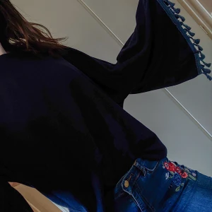 Mörkblå tröja, wide sleeve  - Härlig mörkblå tröja med wide sleeve och frills som jag köpte lokalt i Sydkorea. Har slätare glansigt tyg på innerfodret (bild 3) som gör tröjan behaglig. Kommer inte längre till användning. Finns ingen storlek angiven på tröjan, men jag har storlek xs-s och då är den oversize. Passar säkert upp till L. Något nopprig, men inget som störs.