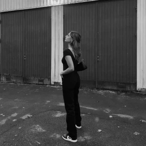 Svarta jeans från Zara - Jeans i baggymodell men tight upptill. 