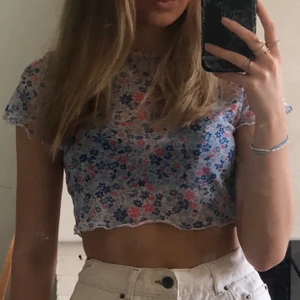  blommig t-shirt - supersöt blommig baby tee i mesh!!🥺😜 kommer tyvärr inte till användning så därför säljer jag😪😪