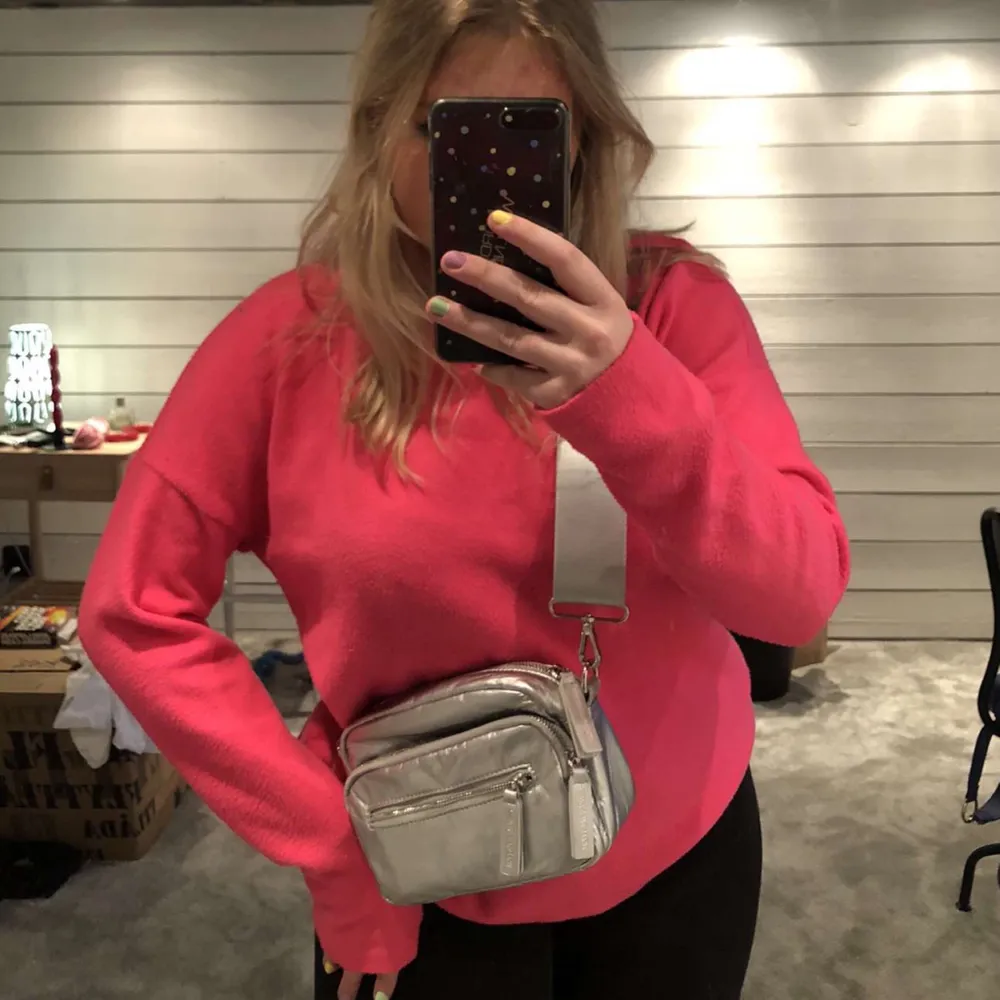 Säljer denna neon rosa tröjan då den inte kommer till användning. Storlek L men sitter jätte fint oversized. Köpt för 200kr. Köparen står för frakten. Tröjor & Koftor.