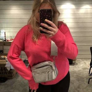Neon rosa tröja  - Säljer denna neon rosa tröjan då den inte kommer till användning. Storlek L men sitter jätte fint oversized. Köpt för 200kr. Köparen står för frakten
