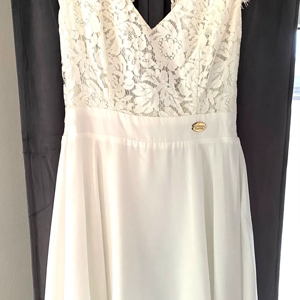 Jättefin vit klänning från bubbleroom! Endast använd en gång,storlek S Nypris 599kr!. Klänningar.
