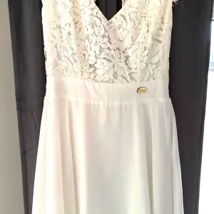 Jättefin vit klänning från bubbleroom! Endast använd en gång,storlek S Nypris 599kr!