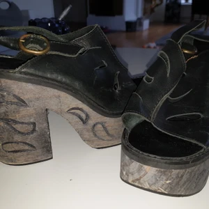 Platåskor, träsko sandal - Originella platå träsandaler köpta i London! Riktigt speciella. 
