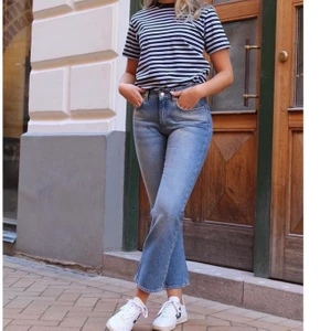 Oanvända raka jeans! - Helt oanvända jeans från IVY, första bilden är en fotografering så prislapp och allting är kvar på jeansen som de andra bilderna visar. De är lite för korta på mig så därför säljer jag dem! Jag är 169, och jeansen SKA vara croppade men jag trivs inte så bra i det. Nypris 1099, men jag vill bli av med de fort så lägger ut de för 250kr