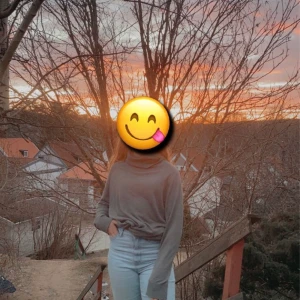 En s tröja  - Säljer en jätte fin tröja från H&M sicka 1 år gammal och har inte kommit till stor användning för det är inte min stil längre och det riktiga priset är 250 men säljer den för endast 50 kr och köparen står för frakten 