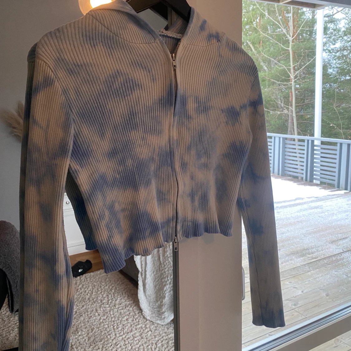 Gullig kofta med luva  - 90