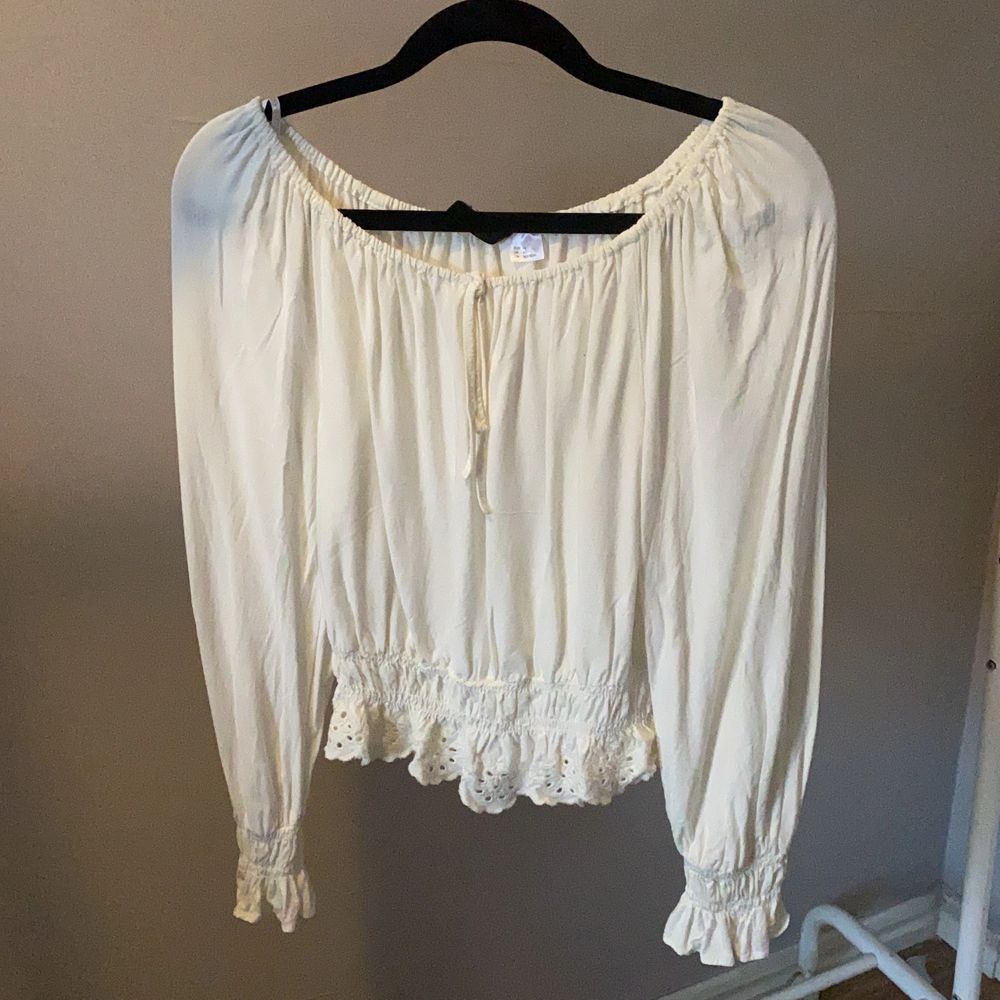 Off shoulder Blus från hm som aldrig är använd, storlek xs 💕 köpare står för frakt 🚚 . Blusar.