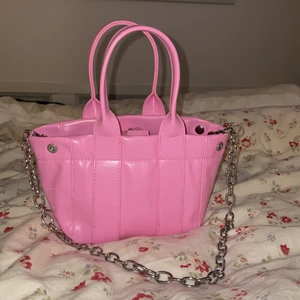 Pink mini bag - Helt ny och oanvänd, kommer med en avtagbar kedja.