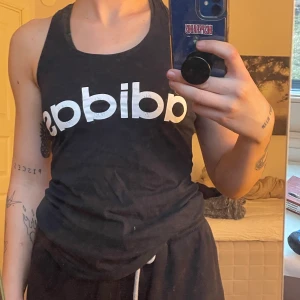 Adidas träningslinne - Lösare träningslinne. Knappt använt men har legat i en låda ett tag så bokstäverna är lite slitna. Lappen är bortklippt. Skulle säga att den är en xs