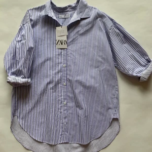 Zara skjorta - Storlek 165  - Säljer min ovesizade skjorta , köpt från Zara för 200kr och säljer den för 100kr , aldrig använt ❤️ 