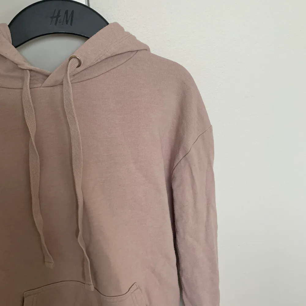 Så fin nästan oanvänd puderrosa hoodie från HM! Säljer för att jag har alldeles för många hoodies. Storlek XS men passar S också, så fin rosa färg också! Mitt pris är 70kr ;). Hoodies.