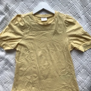Gul topp m puffiga axlar  - Toppen är så gott som oanvänd köpt på asos. Fin somrig gul färg i storlek M. 