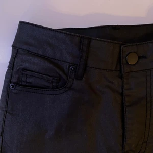 ”Vaxade” byxor - Tighta jeans i ett ”vaxigt” material. Jättesnygga men passar tyvärr inte mig. Använda fåtal gånger och är i bra skick. Bara att skriva vid intresse, frågor eller önskan om fler bilder. Endast post och Swish!