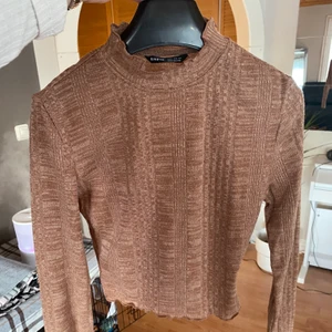 Croppad brun tröja, stl S - ♥️ Croppad nudefärgad topp från märket shein. Endast provade. Frakt tillkommer. ♥️