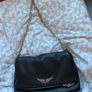 Zadig Voltaire väska - Jag säljer min zadig väska då jag tyvärr inte fått så mycket användning av den. Väskan är i nyskick. Det ingår självklart kvitto, dustbag samt ett till axelband till väskan. Hör av er för egentagna bilder på väskan!!