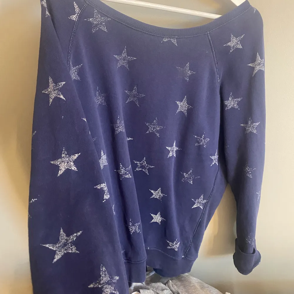 En jätte snygg sweatshirt med jätte fina stjärnor på som är lite utvättafe men jag tycker bara det är en cool effekt. 💕💕🤩. Tröjor & Koftor.