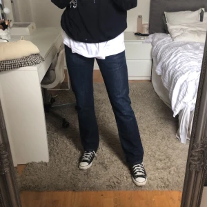 Raka replay jeans - Säljer mina raka jeans från Replay! Säljer då dom är alldeles för små för mig o lite för korta på mig som är 177cm. Hyfsat lågmidjade men as snygg mörk jeansblå färg!😊 Skriv privat för fler bilder!💕