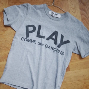 T-shirt från Play Comme Des Garcons - Grå t-shirt i bra skick från märket Play Comme Des Garcons, från herravdelningen i strl S. Passar från XS - M. ❤️❤️🥰  Nypris är ca 1000kr 