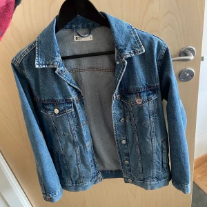 Oversized jeansjacka storlek small - Oversized jeansjacka, storlek small, aldrig använd 
