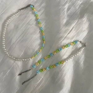 Smycken  - Nya EMELIA smycken🌸 EMELIA MIX🤩 Halsbandet: 90kr 50/50 armbandet: 65kr Armband med bara blommor: 75kr Frakt på 12kr tillkommer❤️