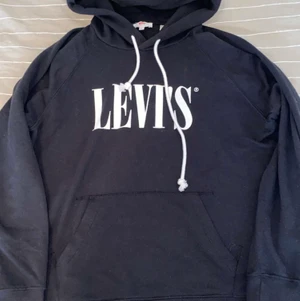 Levi’s sweatshirts Stl S - Nästan helt ny levis tröja helt äkta använt två gånger. Frakt 65kr Originalpris:650. 