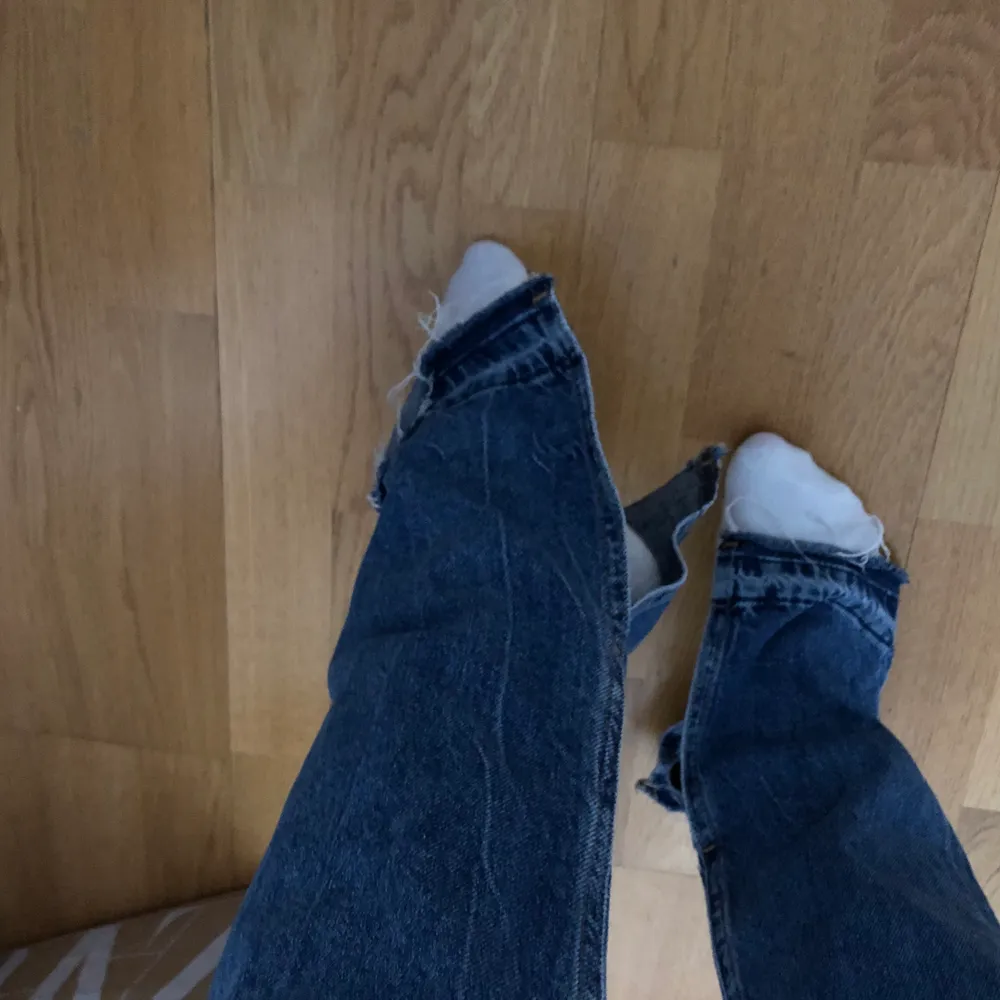 Super snygga jeans med slits nästan aldrig använda! Köpta för 599kr. Jeans & Byxor.