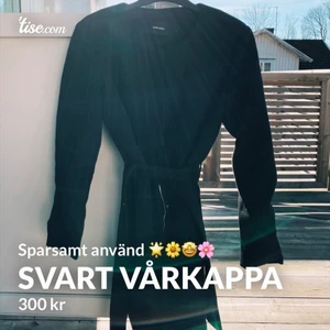 Svart kappa från vero Moda 🌟 - Säljer nu min svarta kappa! Otroligt skön och så fin på!! Snygg nu till våren 🧡🌸🥰 Köparen står för frakten och jag kan tänka mig diskutera priset vid snabb affär 😇