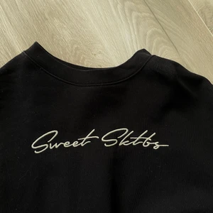 Sweet sktbs tröja 🛹  - Sweetshirt från junkyards egna märke. Oversized passform. Sparsamt använd och i bra skick. Köparen står för frakten 📦 
