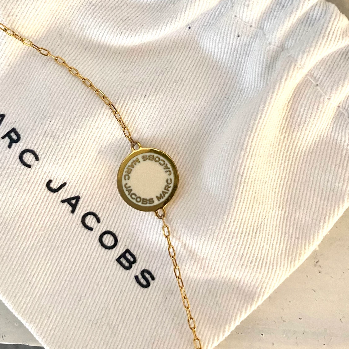 Guld och vitt armband från marc Jacobs  - 90