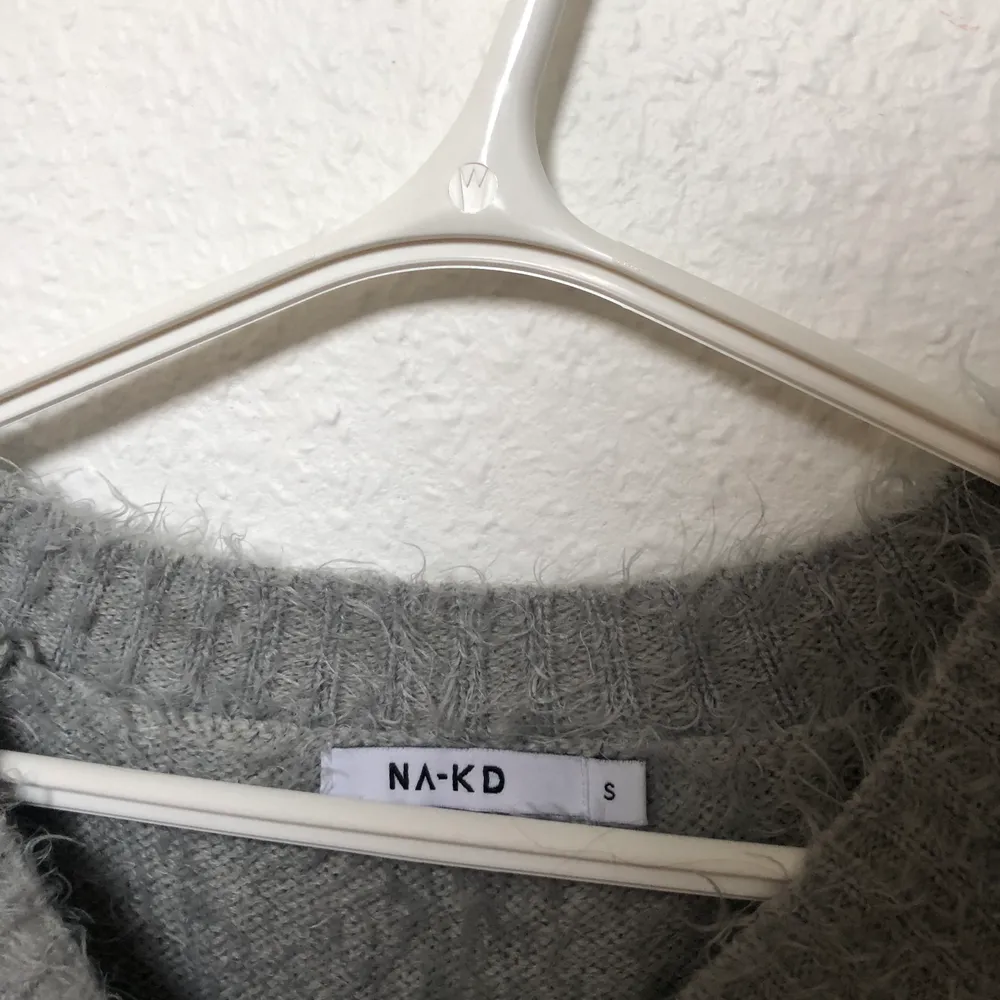 Säljer en tröja ifrån NA-KD i lurvigt, mysigt material! Säljer pga. att den inte kommer till användning⭐️ Supermysig året om och väldigt skön att bära💛 I storlek S!. Tröjor & Koftor.
