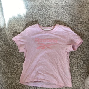 Reebok t-shirt - Jättefin, lite kortare träningst-shirt. I storlek M men passar både S och M. Använd ett fåtal gånger, frakt tillkommer!