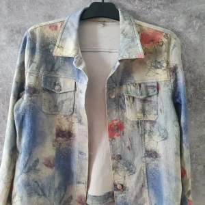 Flower patterned  - En blommig jeans jacka. Den är ganska tunn så den passar bra till våren och sommaren.