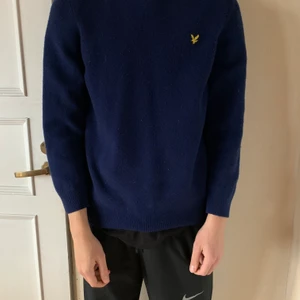 Lyle & scott tröja strl M - Strl M, den är i bra skick för har inte använt den ofta, finns inga fläckat på den. 