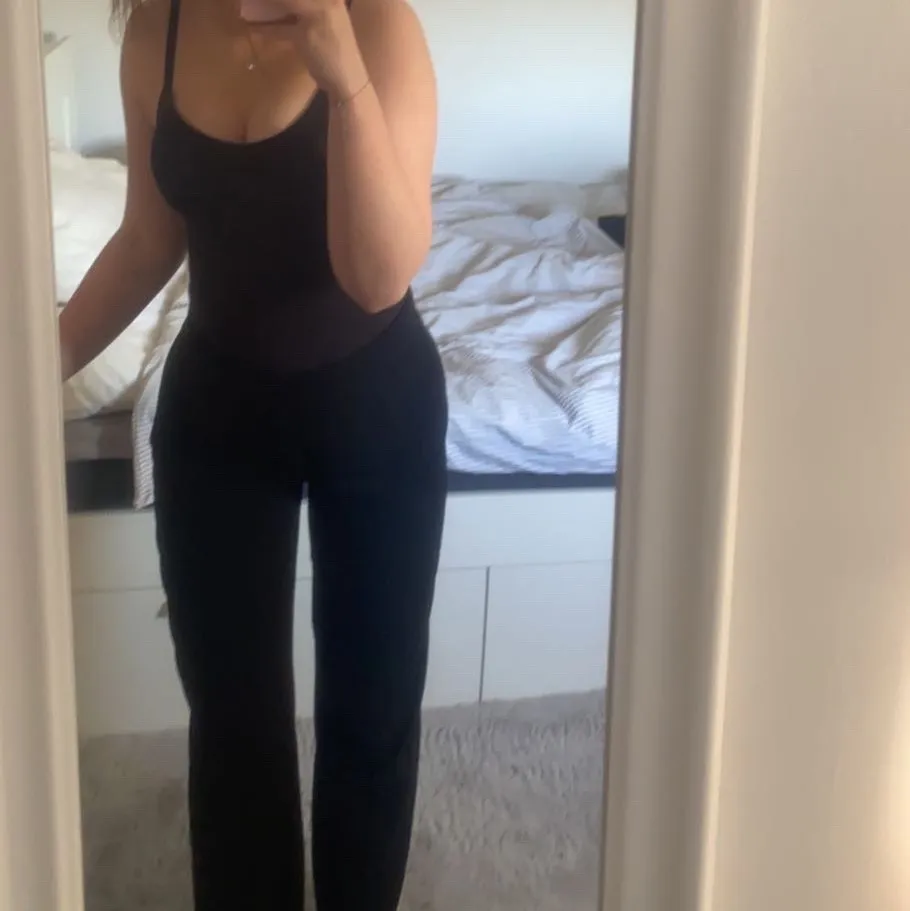 Svarta kostymbyx liknande byxor, skönt material och väldigt rörliga. Lite korta för mig som är 174cm. Sitter tajt i midjan och runt höfterna men lösare i låren och är lite bootcut liknande, dragkedja på vänster sida💕. Farkut & Housut.