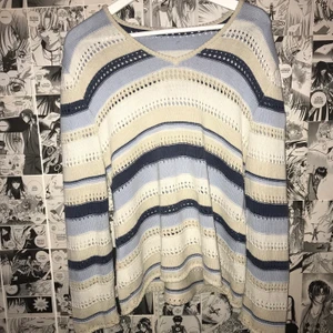 unik tröja - skitsnygg tröja med hål, bra skick. står XL men är mer som en M/L, fungerar till många storlekar beroende på önskad passform. + 66kr frakt. <3